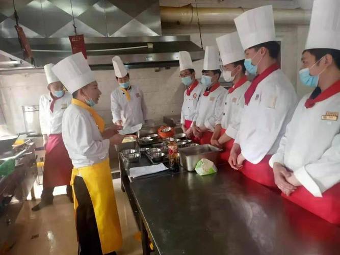 事务动态餐饮管理中心组织后厨人员对菜品改良并集中培训